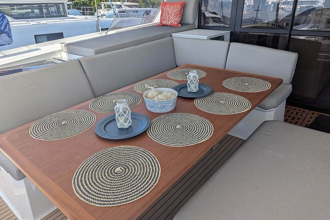 Fountaine Pajot Aura 51 | V Circle