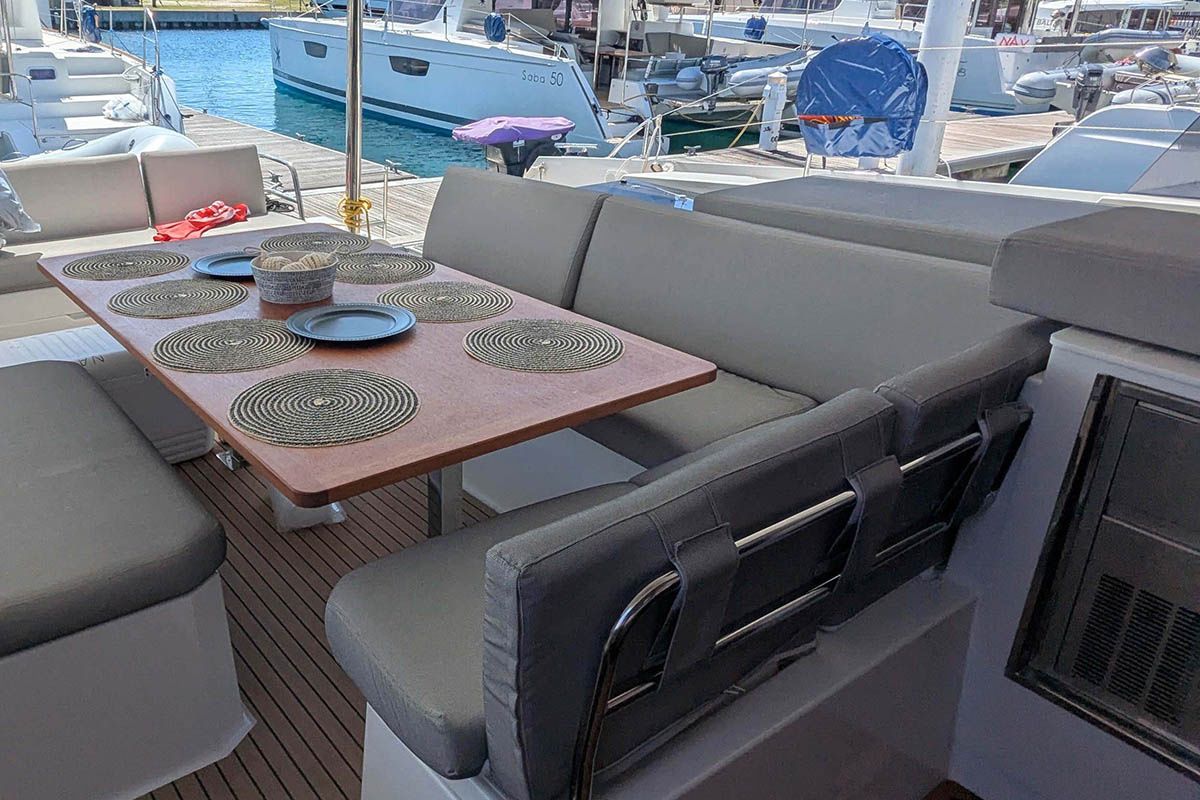 Fountaine Pajot Aura 51 | V Circle