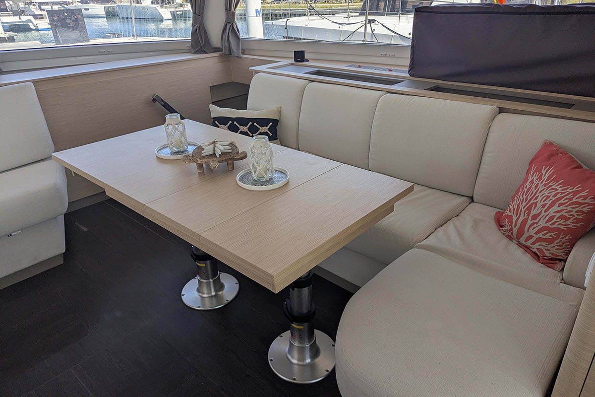 Fountaine Pajot Aura 51 | V Circle