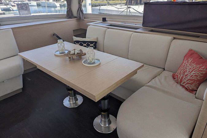 Fountaine Pajot Aura 51 | V Circle