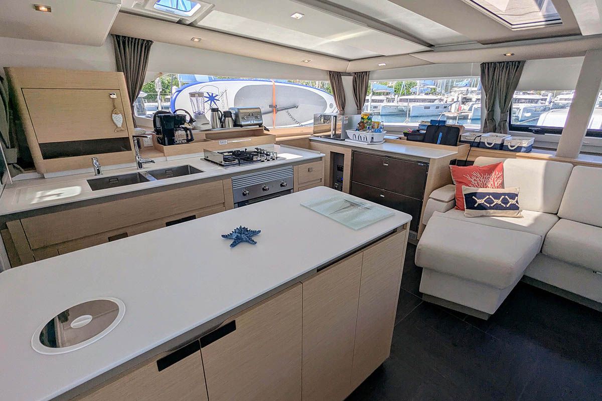 Fountaine Pajot Aura 51 | V Circle