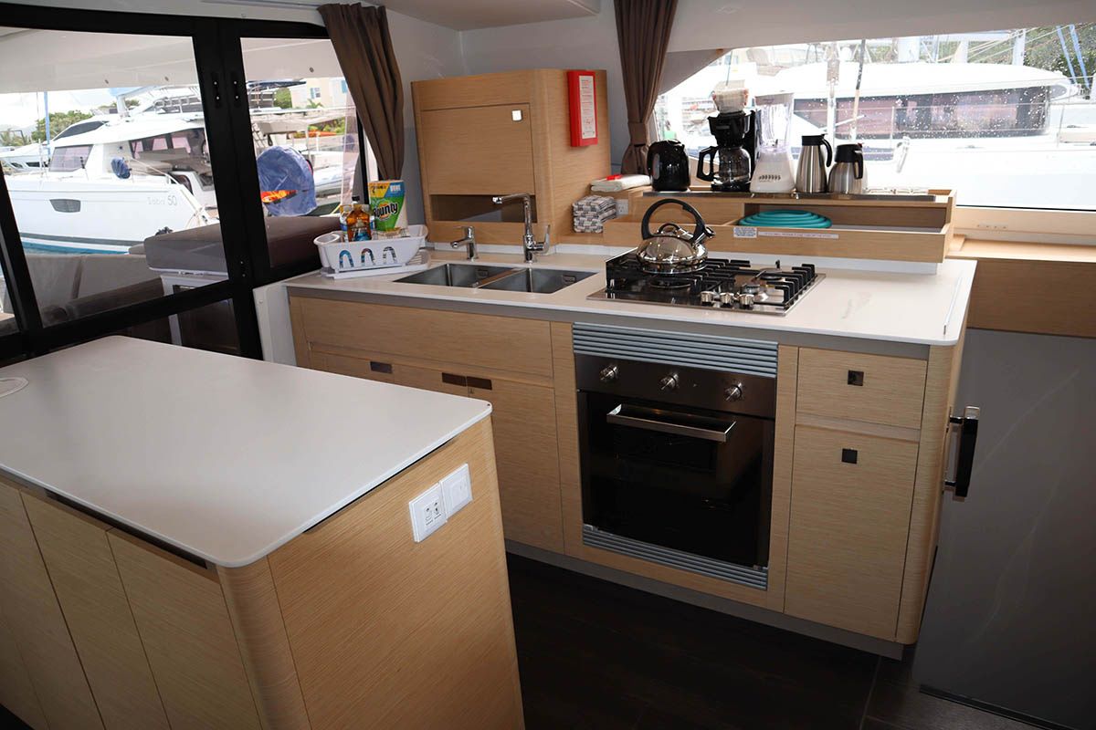 Fountaine Pajot Aura 51 | V Circle