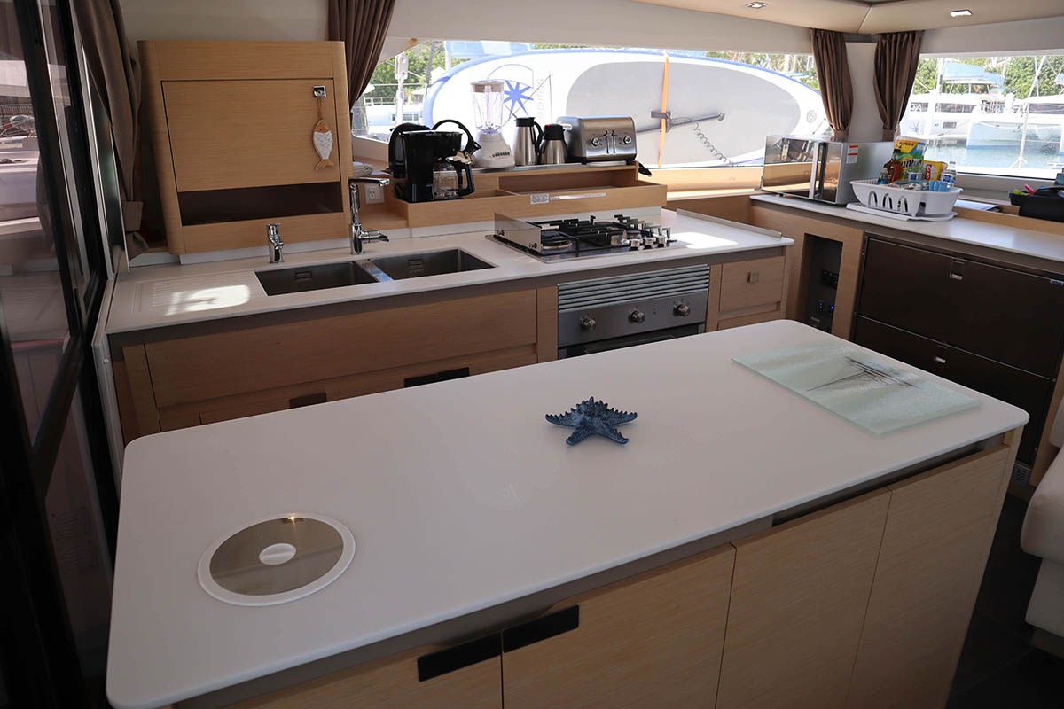 Fountaine Pajot Aura 51 | V Circle