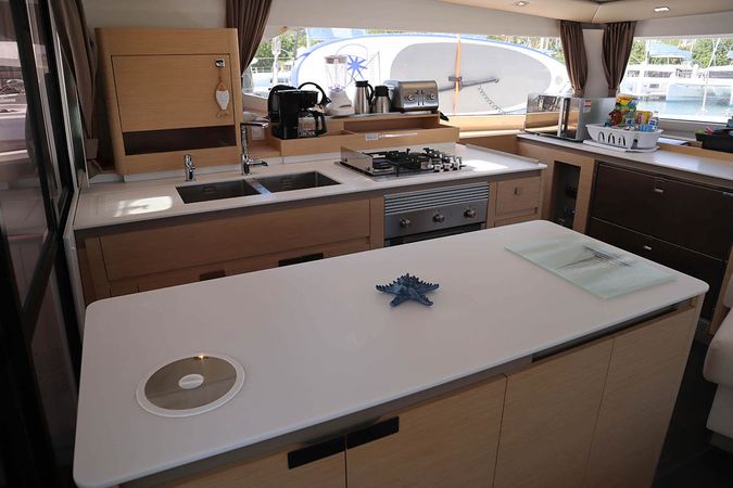 Fountaine Pajot Aura 51 | V Circle