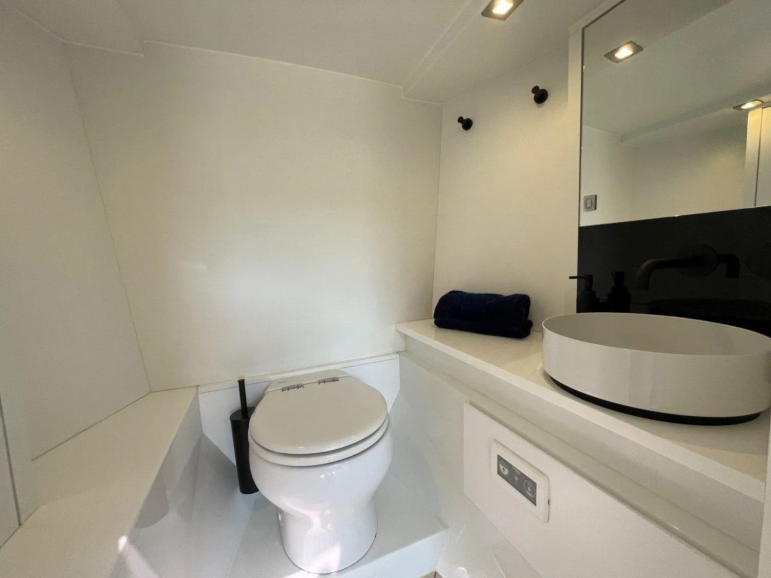 Van Dutch 32 | Spectre