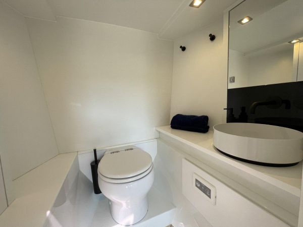 Van Dutch 32 | Spectre