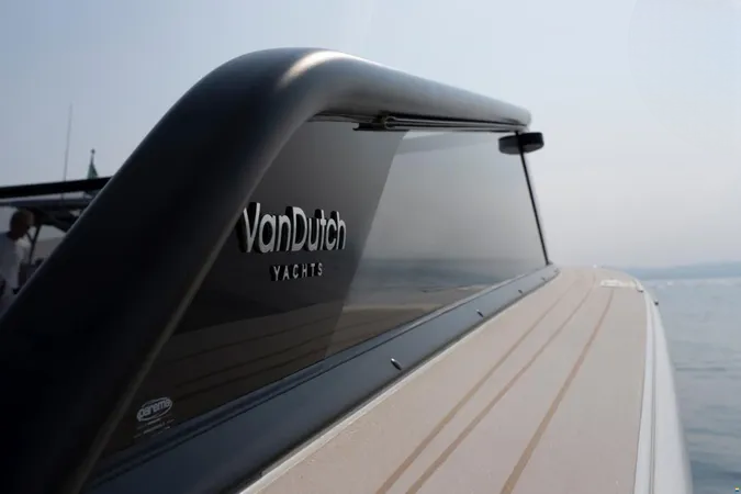 Van Dutch 32 | Spectre