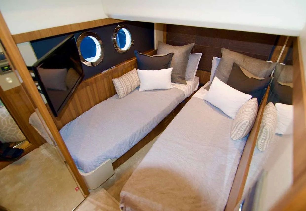 Absolute 52 Fly | OneLove