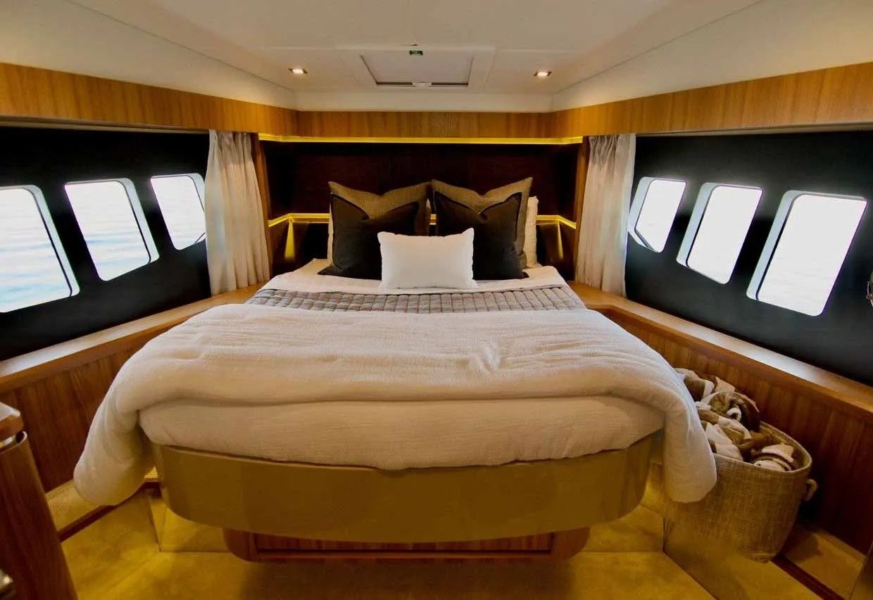 Absolute 52 Fly | OneLove