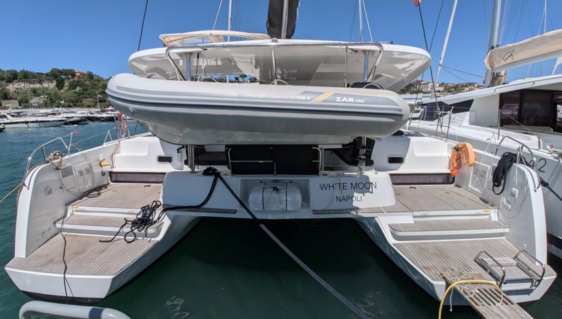 Lagoon 42 | White Moon