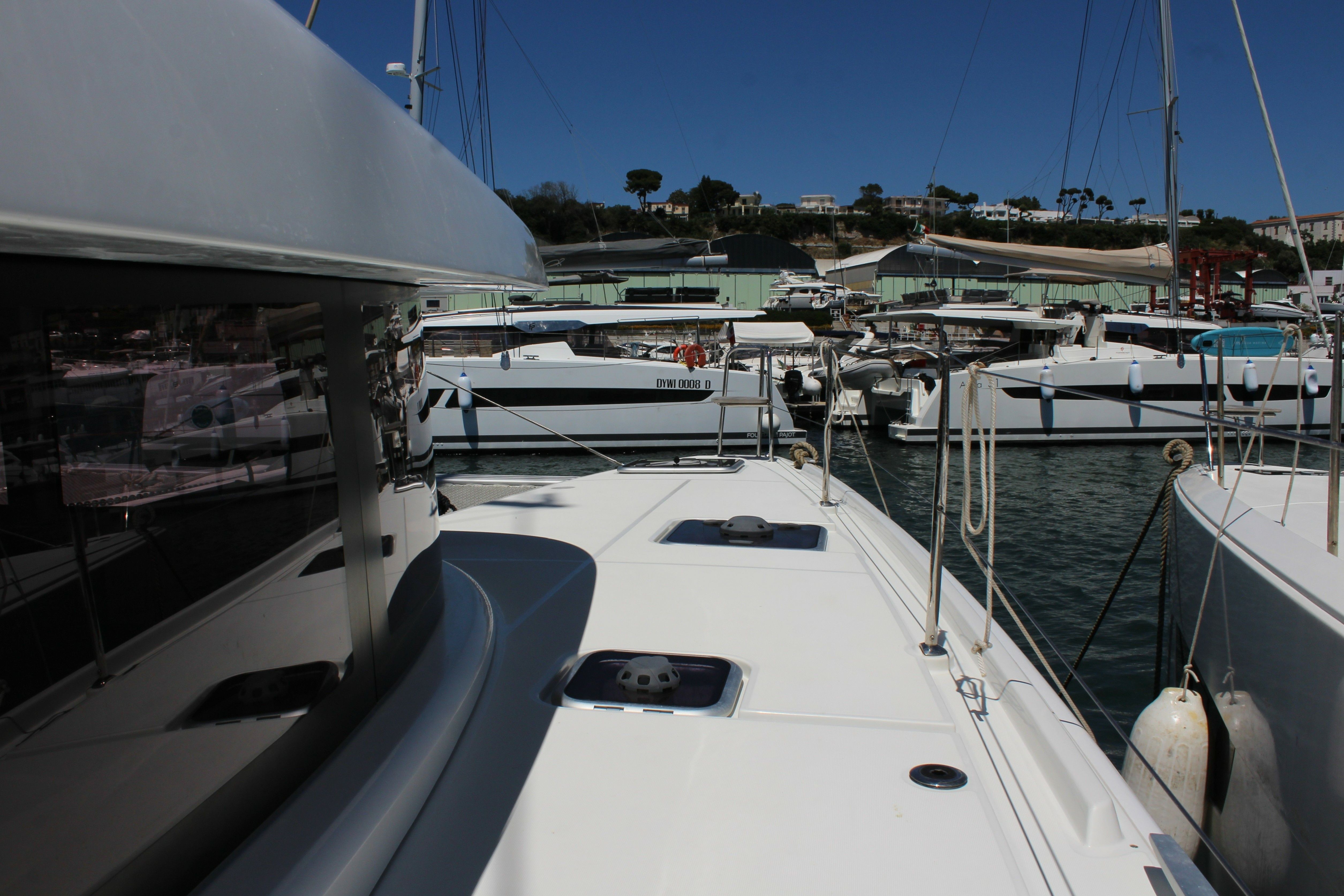 Lagoon 42 | White Moon