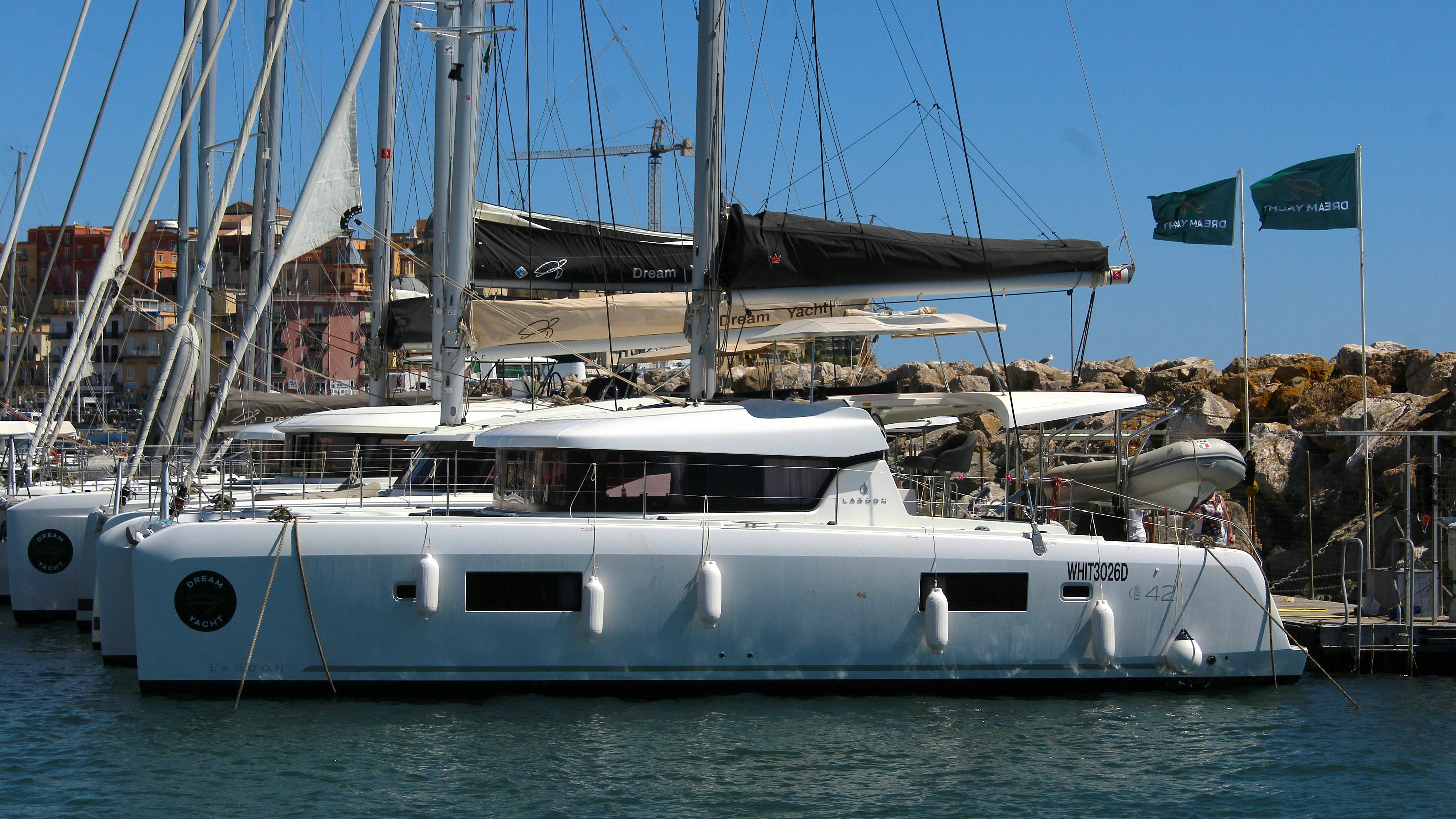 Lagoon 42 | White Moon