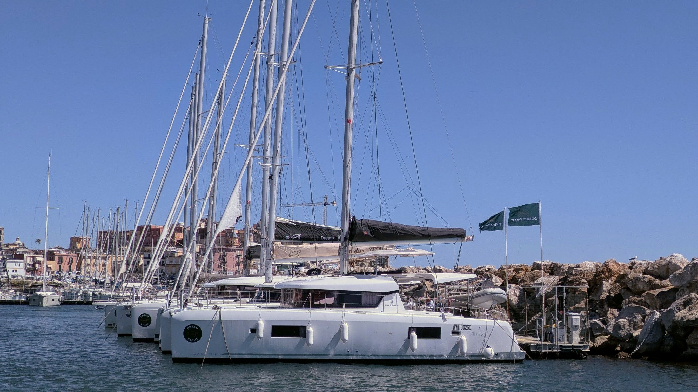 Lagoon 42 | White Moon