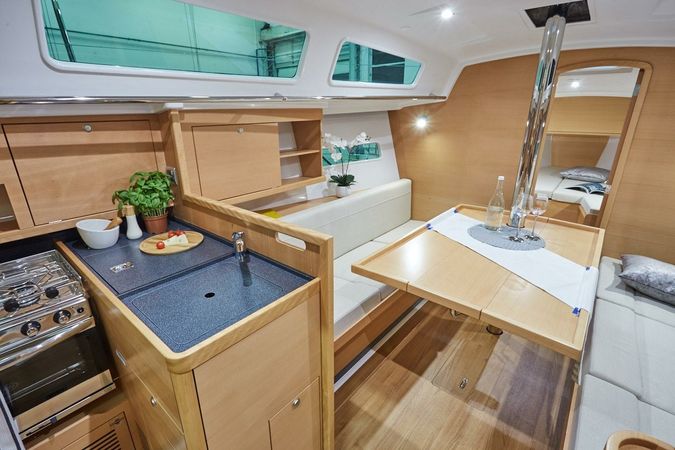 Jeanneau Sun Odyssey 319 | Tomkings