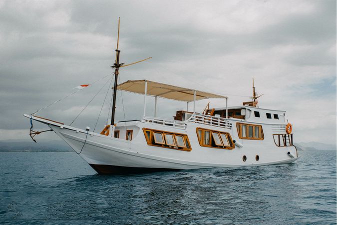 Custom Built Phinisi | White Pearl 02