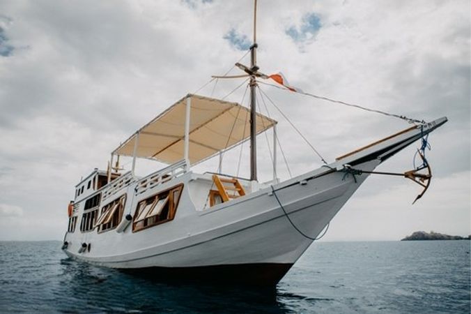 Custom Built Phinisi | White Pearl 02