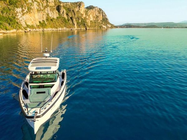 Axopar 37 Sun Top | Paralos