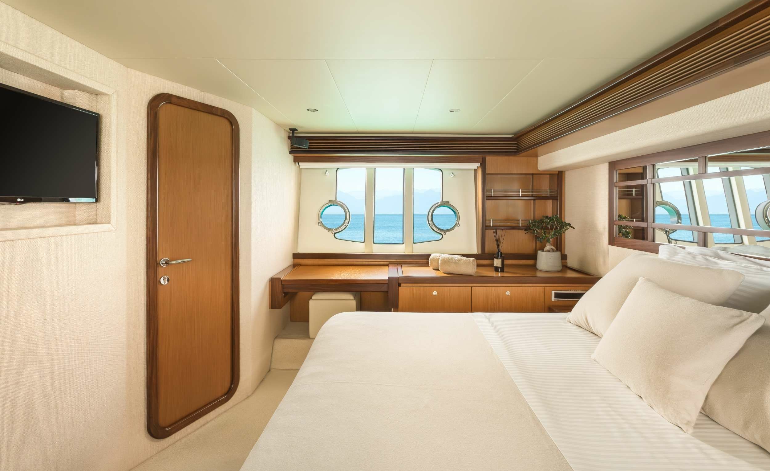 Ferretti 630 | Escape