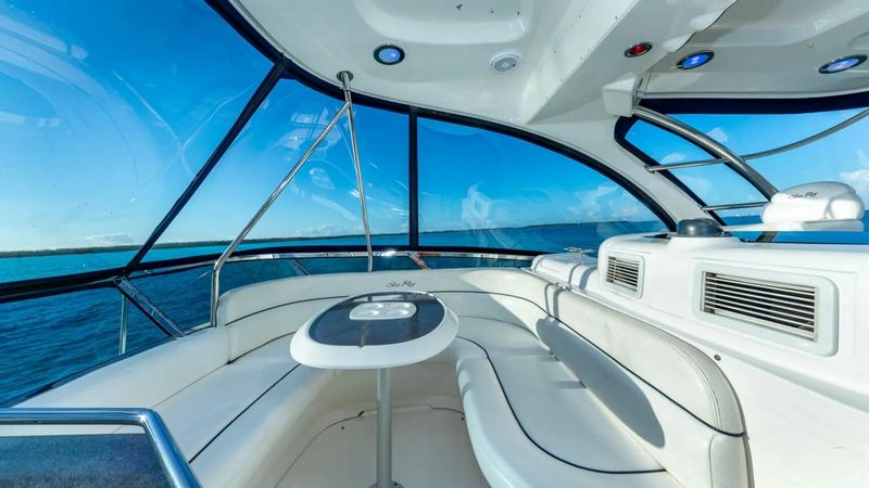 Sea Ray 550 Sedan Bridge | Pure Vida