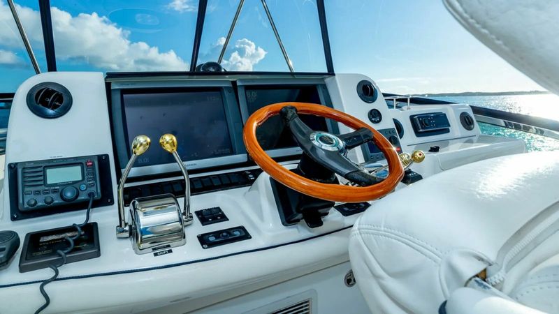 Sea Ray 550 Sedan Bridge | Pure Vida