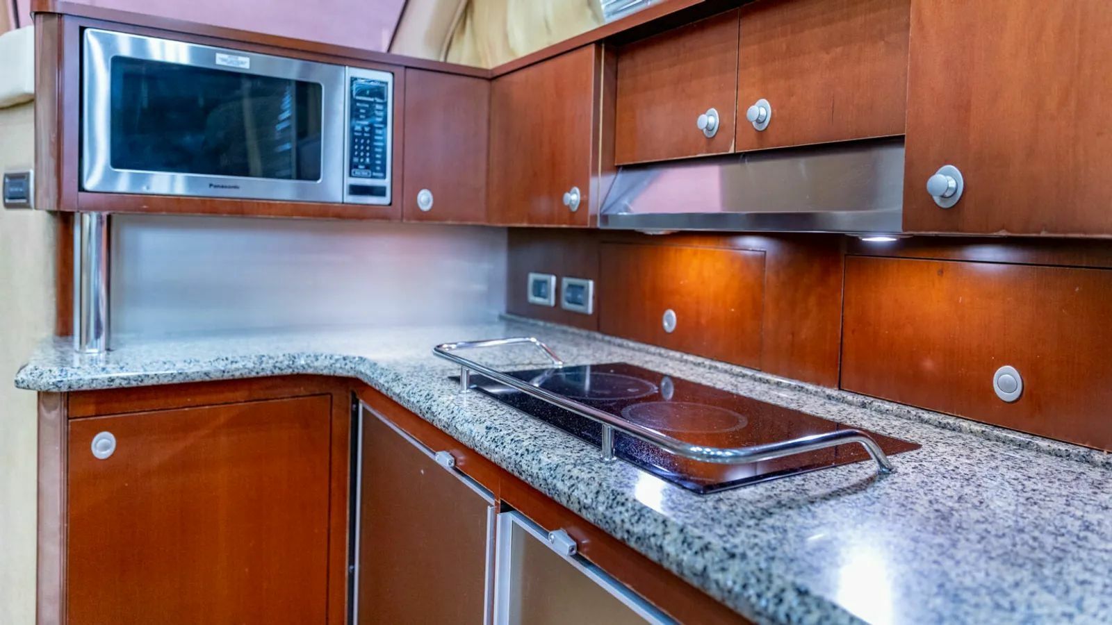 Sea Ray 550 Sedan Bridge | Pure Vida