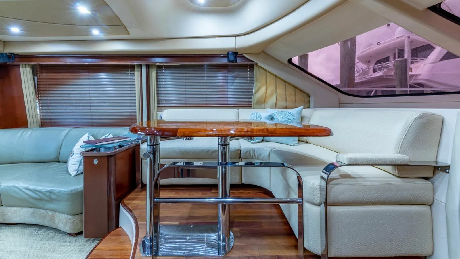 Sea Ray 550 Sedan Bridge | Pure Vida