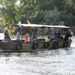 Custom Built 32 | Berliner Partyboot