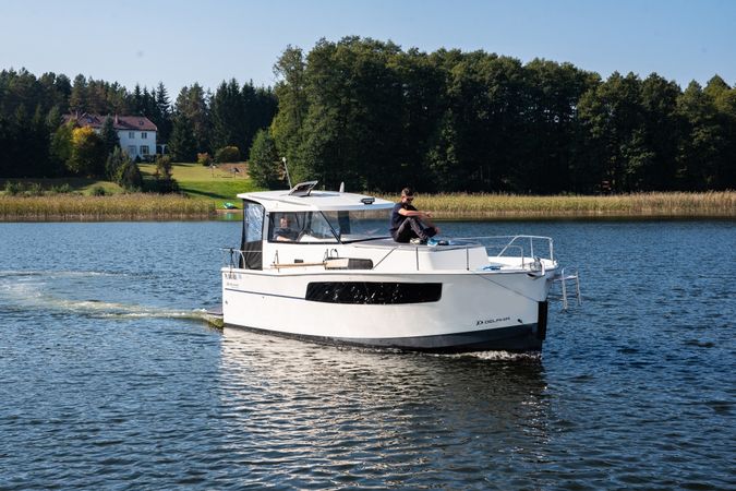 Delphia Nautika 830 | Step By Step