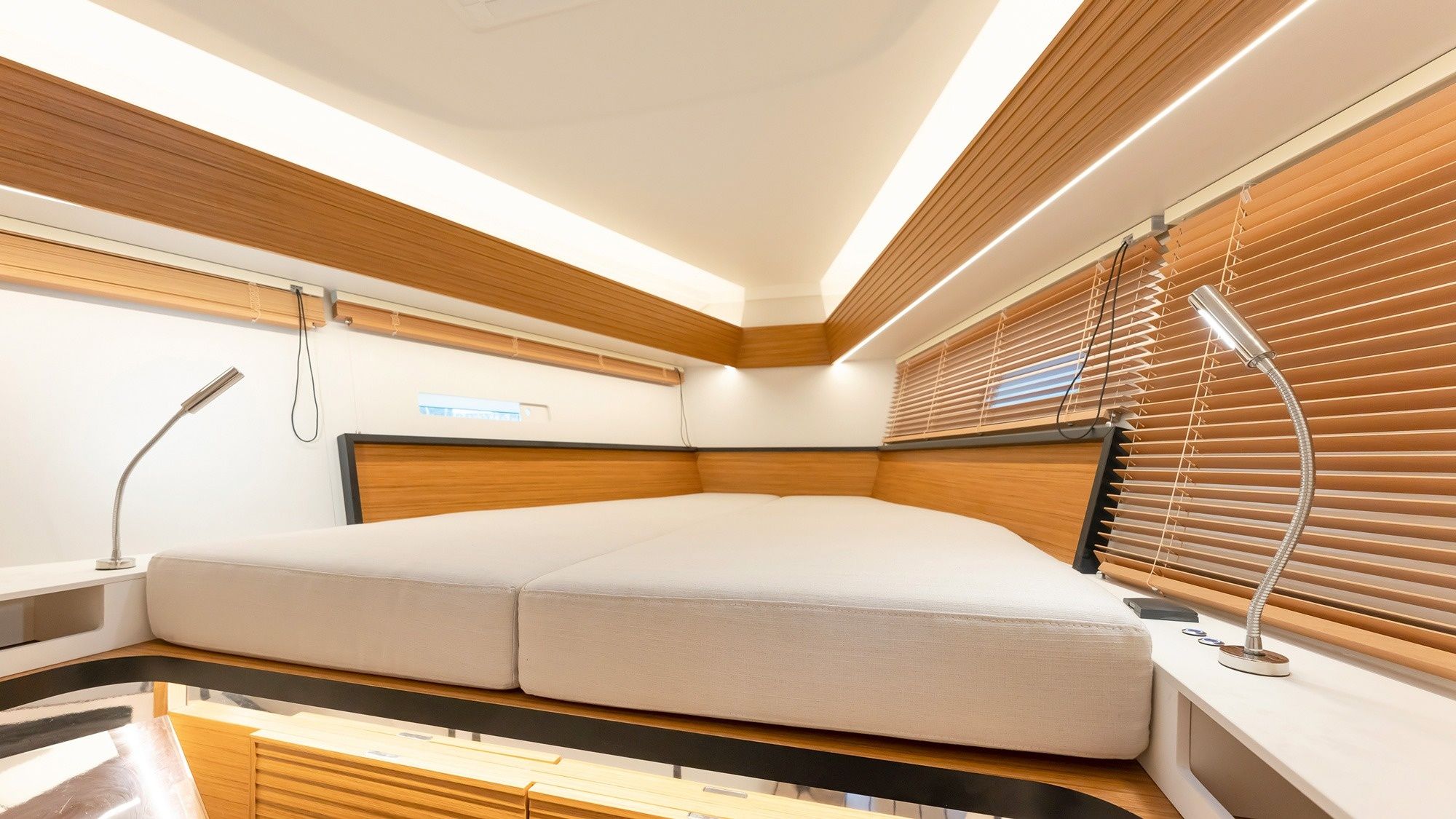 Italia Yachts 12.98 | Black Pearl