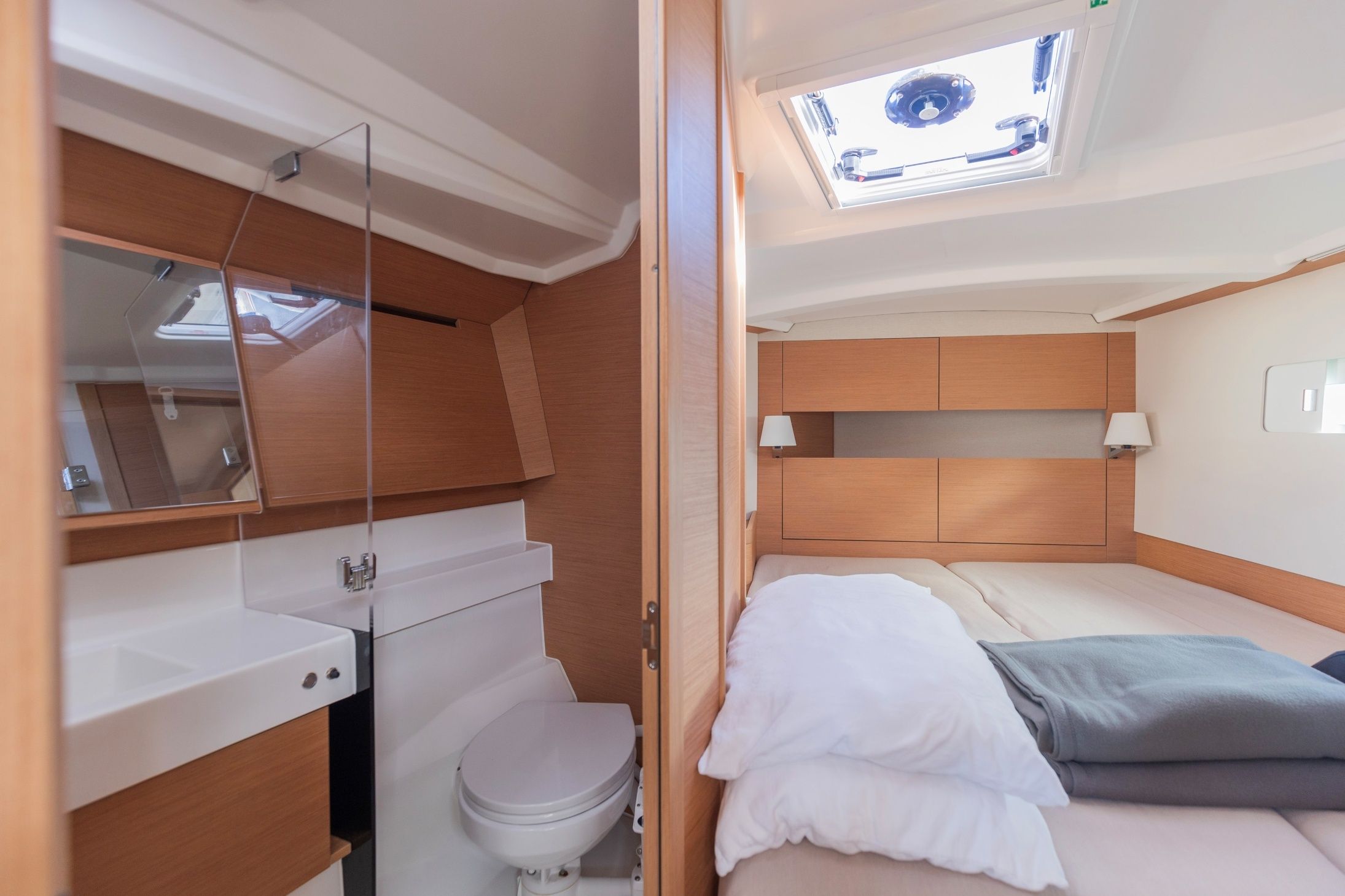 Jeanneau Sun Odyssey 410 | Blue Dot.