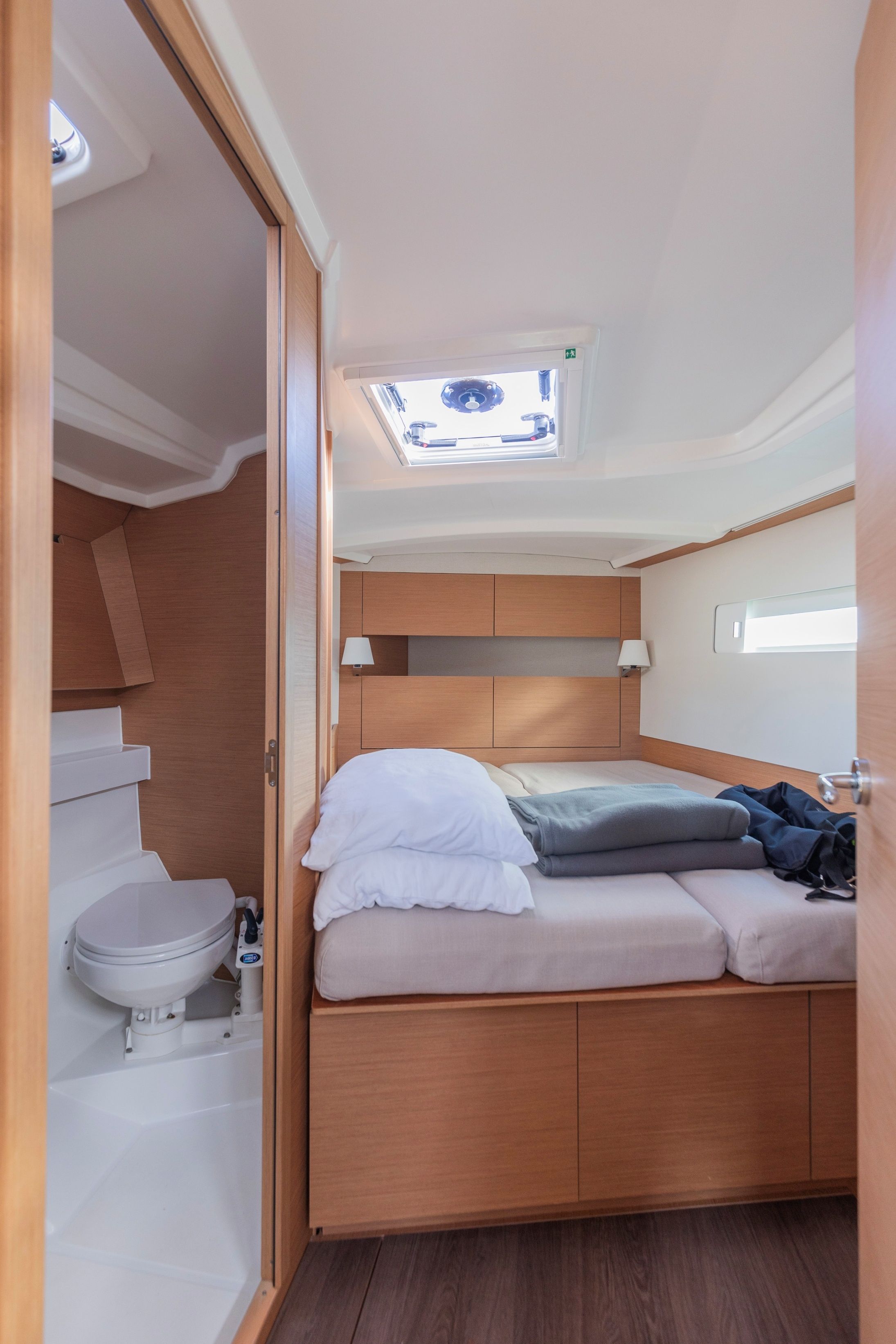 Jeanneau Sun Odyssey 410 | Blue Dot.