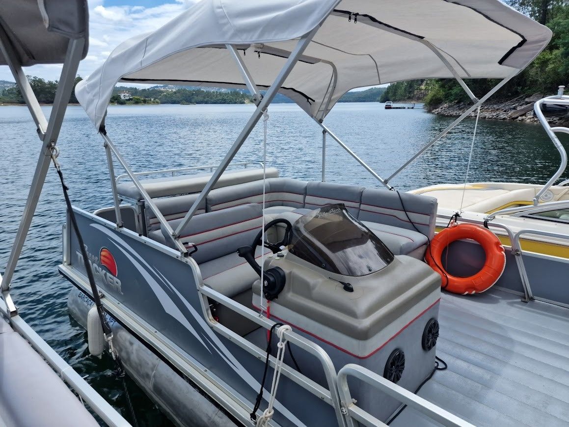 Sun Tracker Party Barge 25 | Barcaça