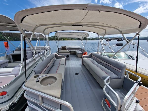 Sun Tracker Party Barge 25 | Barcaça