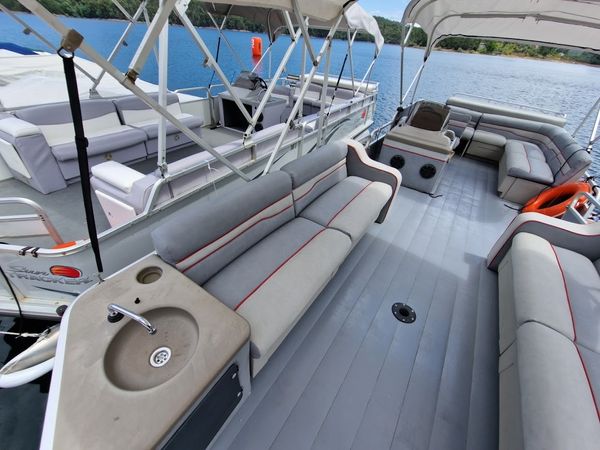 Sun Tracker Party Barge 25 | Barcaça