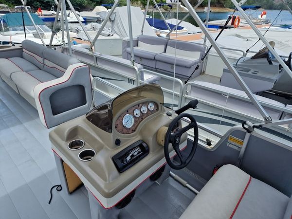 Sun Tracker Party Barge 25 | Barcaça