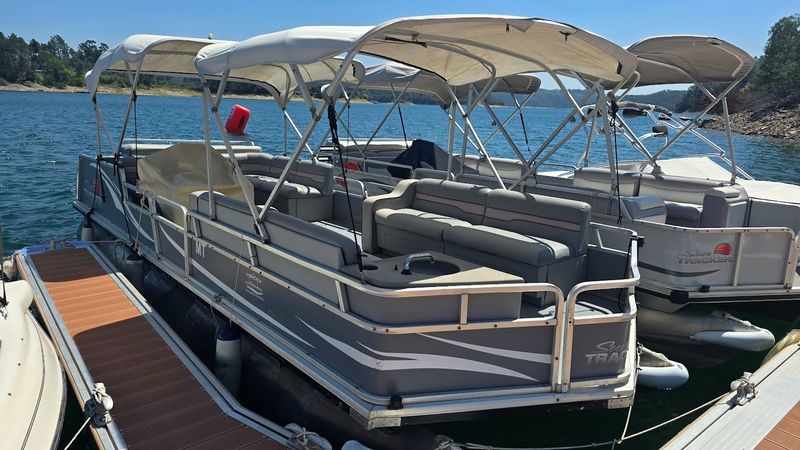 Sun Tracker Party Barge 25 | Barcaça