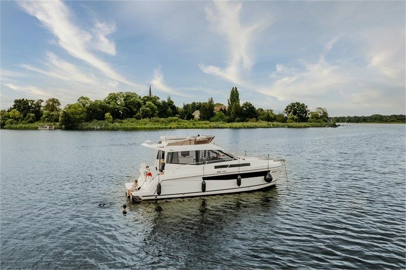 Platinum 989 Flybridge | Aurora