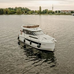 Platinum 989 Flybridge | Aurora
