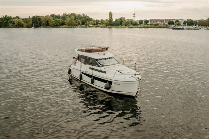 Platinum 989 Flybridge | Aurora