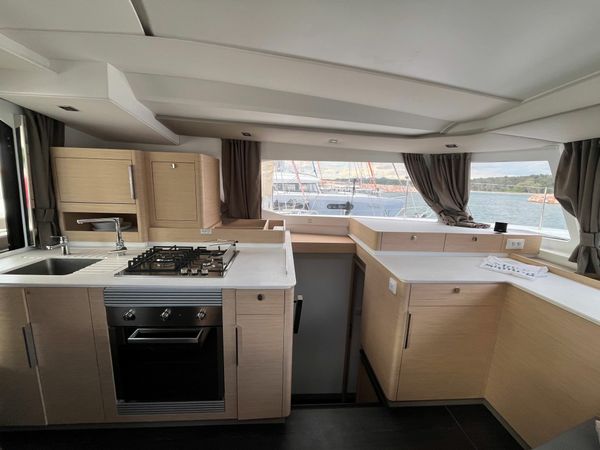 Fountaine Pajot New 44 | Avamare