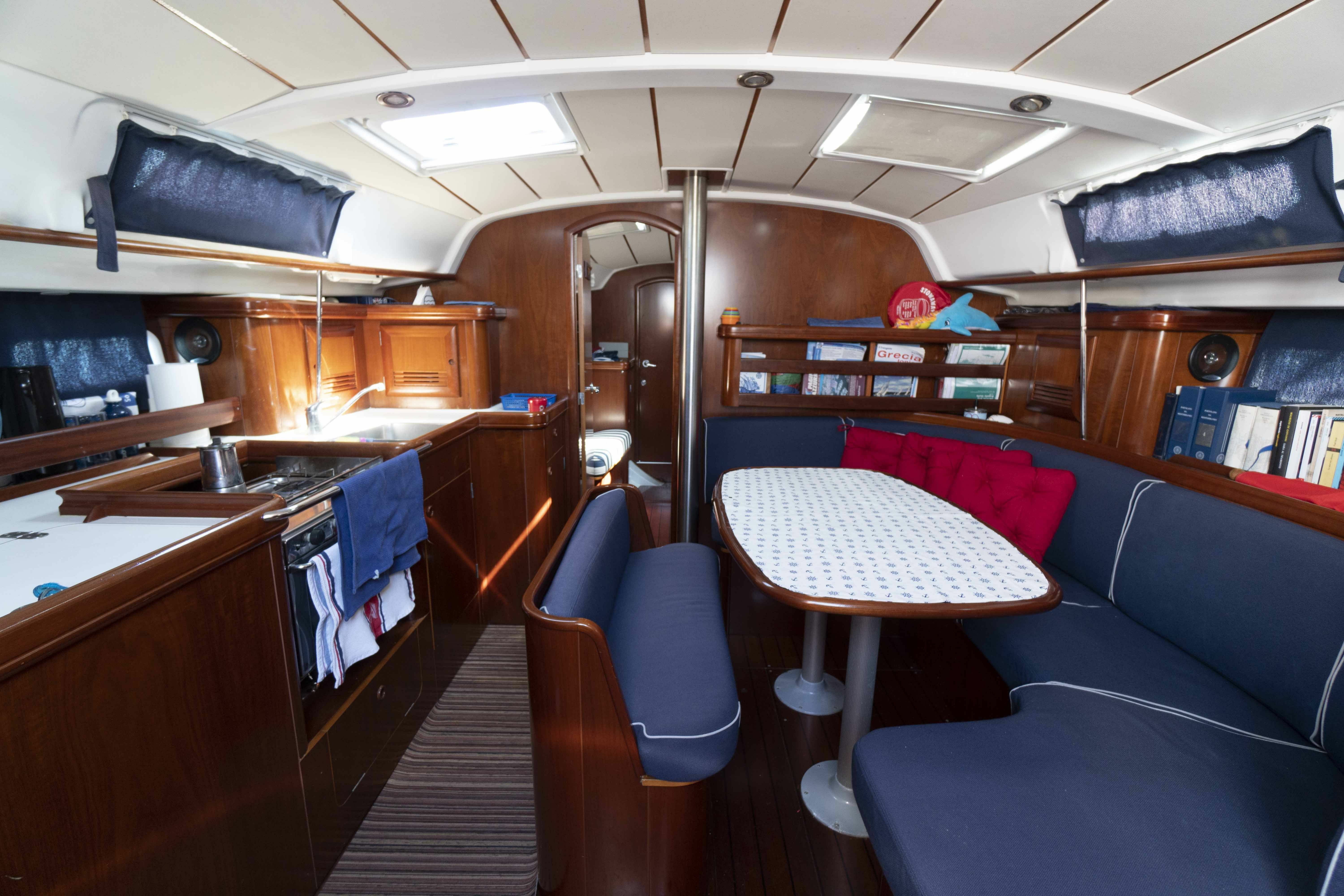 Beneteau Oceanis Clipper 411 | Blue Dolphin