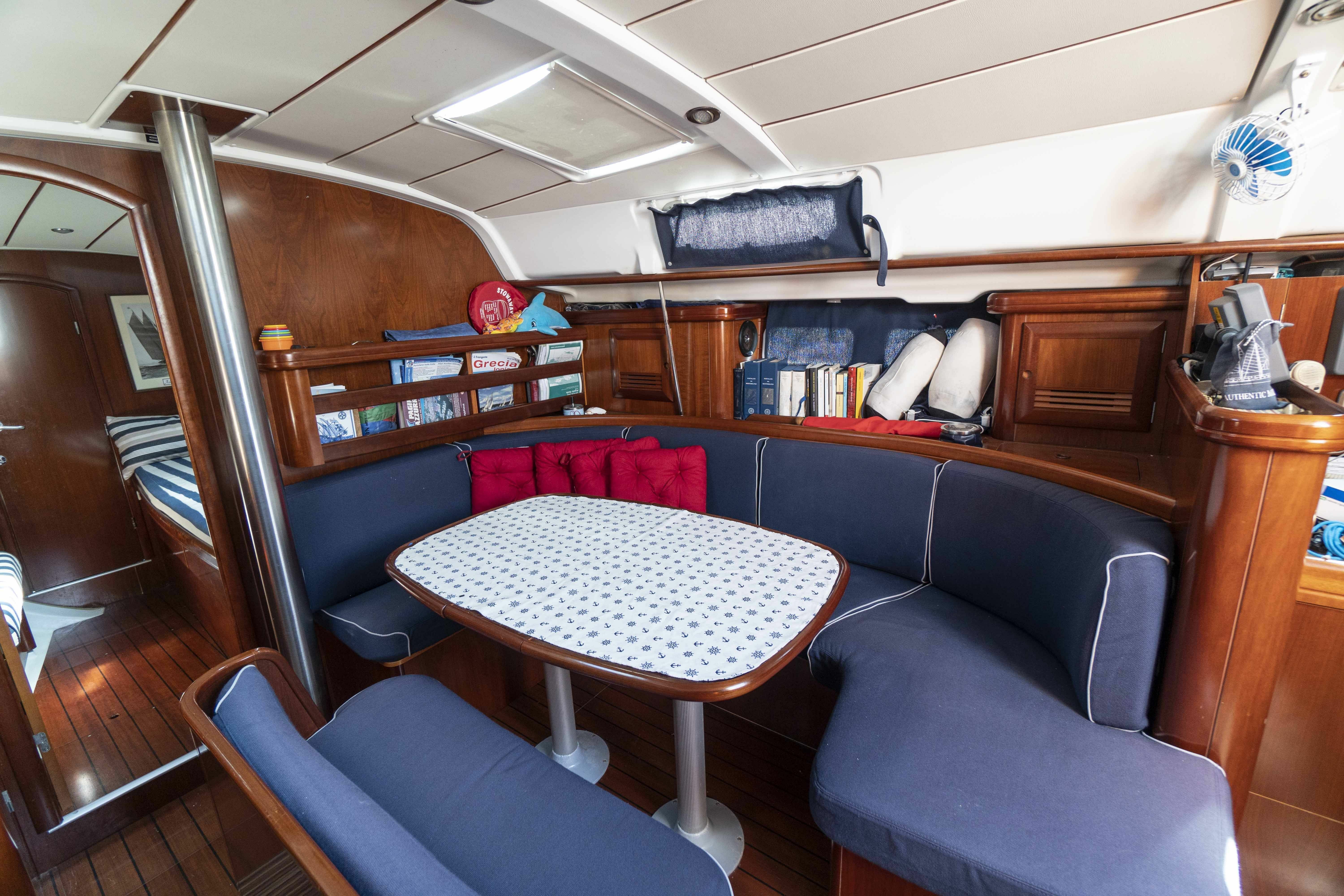 Beneteau Oceanis Clipper 411 | Blue Dolphin