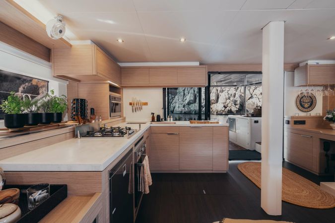 Lagoon 55 | Almosta Road