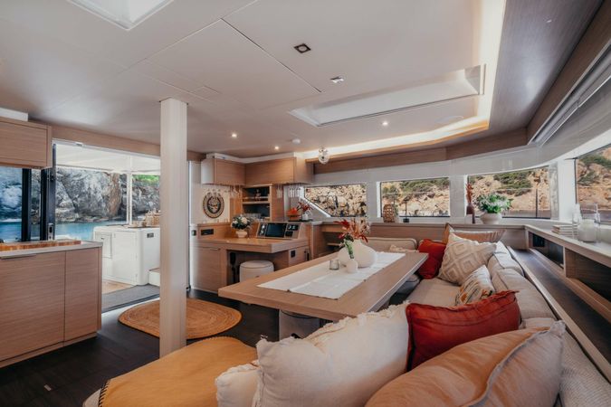 Lagoon 55 | Almosta Road