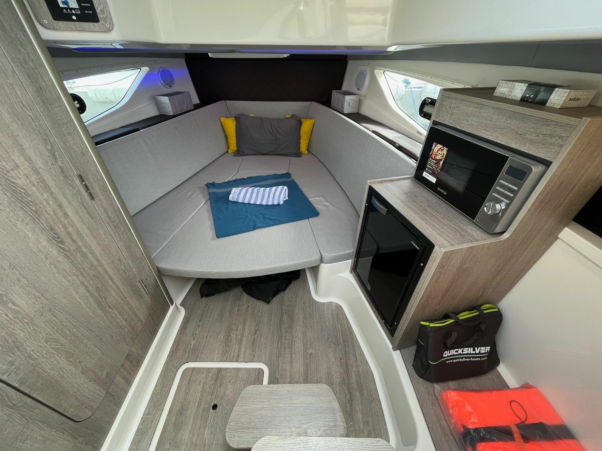 Quicksilver 875 | Skyline 22