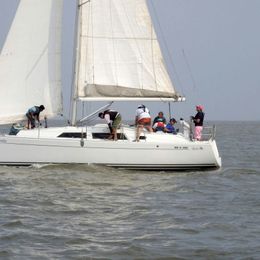 Hanse 325 | Peace and Plenty