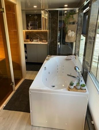 Houseboat Luxboot | Lake Suite