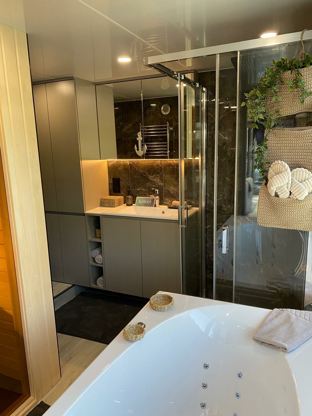 Houseboat Luxboot | Lake Suite