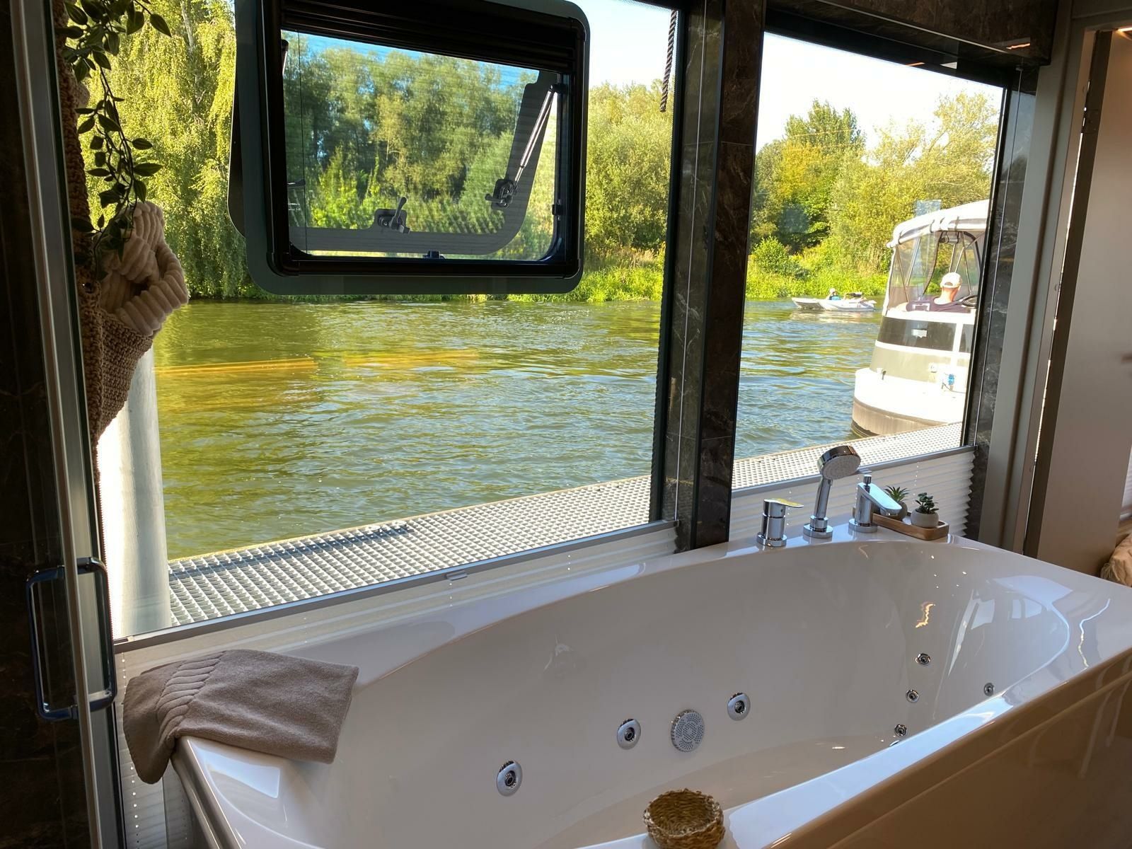 Houseboat Luxboot | Lake Suite