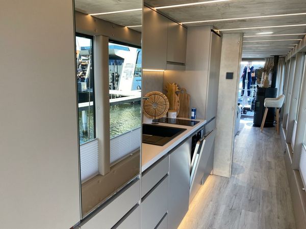 Houseboat Luxboot | Lake Suite